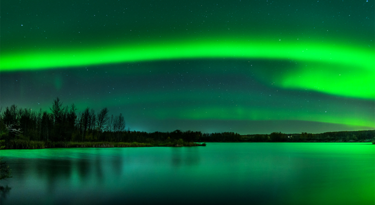 Kanada Alberta Polarlichter über einem See Foto iStock Jesse Martineau